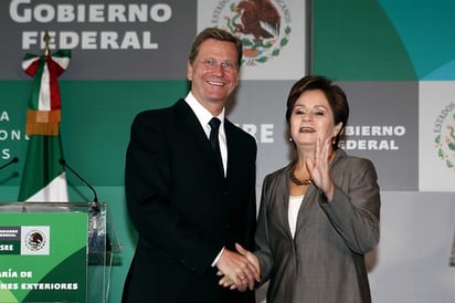 Precisión. El ministro de Relaciones Exteriores de Alemania, Guido Westerwelle y la canciller Patricia Espinosa, durante conferencia de prensa la mañana de este viernes, en el marco de la visita del diplomático europeo a México. 