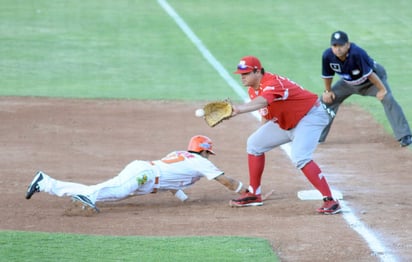 Diablos Rojos venció anoche a los naranjas por pizarra de 17 carreras a 9, dejando igualada la mini serie de 2 juegos en el Estadio Revolución. (J. Galindo)