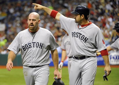 El mexicano Adrián González se fue de 5-4, con una anotada. (AP)