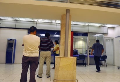 El asalto. Un hombre con un mensaje y una bala, amenazó a una cajera en la sucursal bancaria que está dentro de un centro comercial.