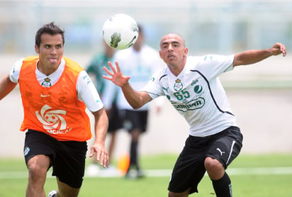 El juvenil santista (derecha) se alista junto a su compañero Aarón Galindo para recibir el miércoles al Olimpia de Honduras. (Foto de Jesús Galindo)