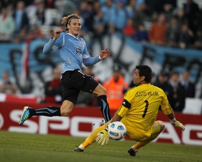 Los uruguayos cerraron la goleada al minuto 90, cuando Diego Forlán, revivido por la primera anotación, anotó con disparo cruzado a la derecha, aprovechando un pase con la cabeza de Luis Suárez, en lo que fue el cierre de una gran jugada de futbol. 