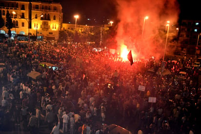 Protesta. Manifestantes musulmanes libaneses gritan contra el presidente, Bashar Assad consignas durante una manifestación en solidaridad con el pueblo sirio en la ciudad norteña de Trípoli.