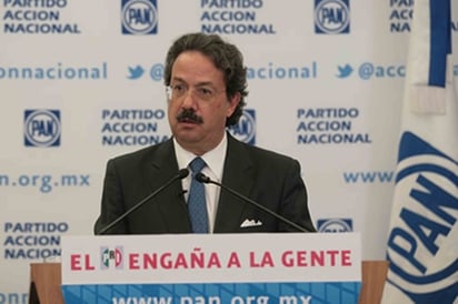 ‘Miente’. El secretario de Acción de Gobierno del PAN, Juan Molinar, lamentó que el PRI “siga condicionando las reformas más urgentes para el país, sometiéndolas a una reforma a la Ley de Coordinación Fiscal y que, al mismo tiempo, pretenda secuestrar la agenda legislativa”. Para demostrarlo, mostró los titulares de algunos diarios.