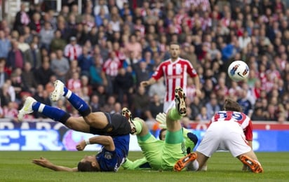 Apenas al minuto cuatro el zaguero Jonathan Woodgate empujó a “Chicharito” antes de que definiera, y ‘Chicharito’ se estrelló en la rodilla del guardameta bosnio Asmir Begovic, por lo que se llevó un fuerte golpe. (AP)