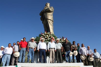 Conmemoran. Pusieron diversas ofrendas florales en monumentos, bustos y escuelas de San Pedro. 