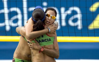 Las voleibolistas mexicanas Bibiana Candelas y Mayra Aide García se llevaron la medalla de plata en la prueba de volibol de playa.