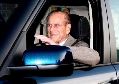 El duque no hizo declaraciones a la prensa cuando partió el martes en la mañana del hospital en una camioneta Range Rover, aunque sonrió y saludó con la mano a quienes grababan su salida.