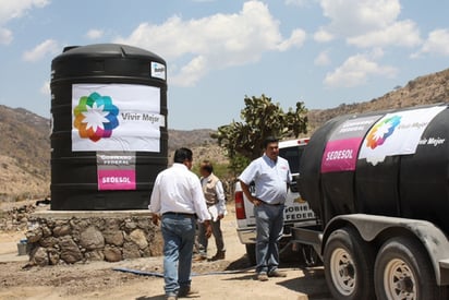 La Secretaría de Desarrollo Social, continúa con el operativo humanitario de emergencia, llevando agua a las casi 2 mil comunidades afectadas por la sequía, en Zacatecas, Chihuahua, Durango, San Luis Potosí, Nuevo León, Sonora, Sinaloa, Guanajuato, Baja California Sur,Michoacán y Tamaulipas, entre otros.