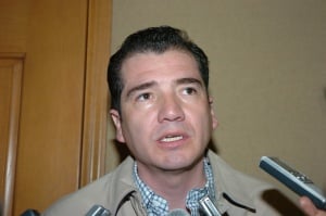 Javier Villarreal, ex secretario Ejecutivo del Sistema de Administración Tributaria, es acusado del uso de documentos falsos para la contratación de dos préstamos con los Bancos Bajío y Santander por 3 mil millones de pesos.