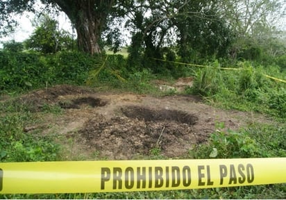 Cadáveres. Personal de la Armada y del Ejército mantenían acordonados ranchos contiguos al de la 'Sota de Oro', donde continuaban las excavaciones en una fosa en búsqueda de más cadáveres.