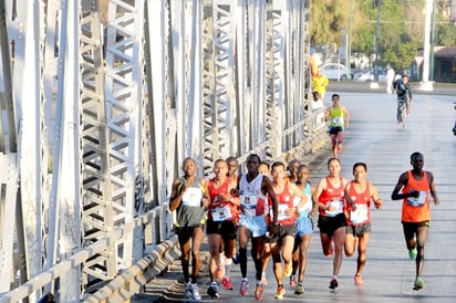 Mose venció a uno de los favoritos, el también keniano Isaack Kemboi Kimaiyo (2:15.35), triunfador de la Maratón de la Ciudad de México el año pasado y que tuvo que conformarse con el segundo puesto aquí, en la Comarca.