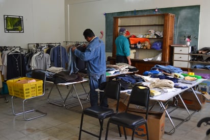 Ropa y alimento. Cáritas apoya llevando a las comunidades rurales y colonias marginadas, prendas de vestir y alimentos.