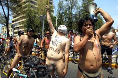 El organizador de la séptima Ciclonudista de Lima, Octavio Zegarra, dijo que con esta carrera buscan crear conciencia para que la ciudad sea mas amigable con los ciclistas. (EFE)