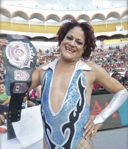 El exótico lagunero Pimpinela Escarlata, estelar de los principales encordados mexicanos, se presenta este día en el ring de la Plaza de Toros Torreón. Pimpinela Escarlata en la Plaza de Toros