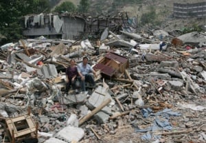 Imagen que muestra algunos de los daños del terremoto. ARCHIVO