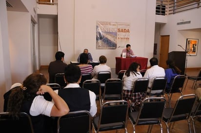 Celebración.  Ayer en la Galería del Teatro Martínez la Secretaría de Cultura de Coahuila celebró el Día Internacional del Libro con una lectura masiva.