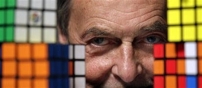 El creador del Cubo de Rubik ayuda a preparar su aniversario