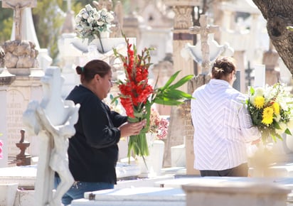 Ocasión. Además de otorgar una ofrenda a la madre, las familias realizan tareas de limpieza en las tumbas. 