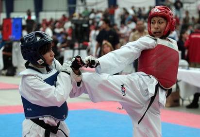 Gabriela Martínez (izquierda) fue una de las dos duranguenses que lograron medalla de oro en el tae kwon do perteneciente a la Olimpiada Nacional Infantil y Juvenil 2012, efectuada en la ciudad de Puebla. 