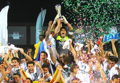 Cuarto campeonato. Oswaldo Sánchez levanta la Copa de campeón del futbol mexicano por primera vez en el Territorio SantosModelo. Santos rompió el maleficio de tres finales perdidas y una de la 'Concachampions', y puso a La Laguna en ánimo de fiesta que seguirá hoy con un desfile por la zona metropolitana.