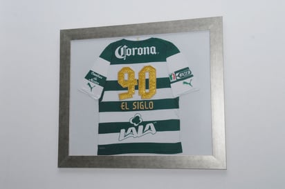 Con motivo de sus primeros 90 años de vida, el Club Santos Laguna le entregó a El Siglo de Torreón una playera del equipo con el número 90 en la espalda.(Fotografía de Fernando Compeán)