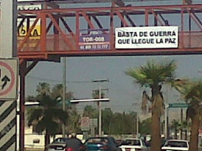 Campaña. La manta fue colocada durante el día de ayer sobre uno de los cruces del bulevar Revolución de Torreón.