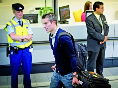 Robie Van Persie, de Holanda, va de regreso a casa. A Holanda sólo le queda pensar en el Mundial