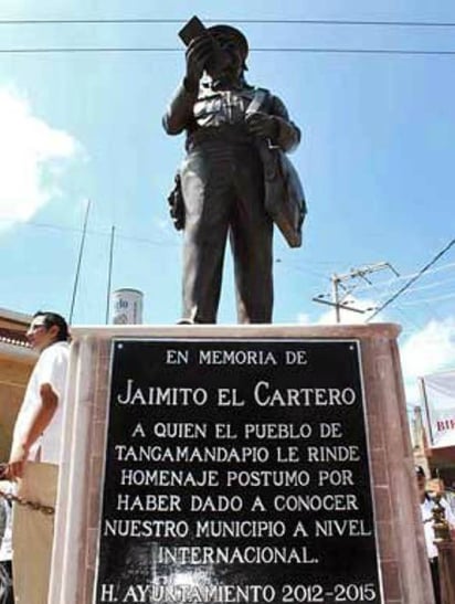 Con una estatua, el pueblo michoacano homenajeó al personaje de TV, su máximo embajador.