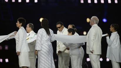 El exboxeador estadounidense Mohamed Alí, tres veces campeón mundial de los pesos pesados, portó por breves momentos la bandera olímpica ante los aplausos de más de 80 mil espectadores presentes en la inauguración. (AP)