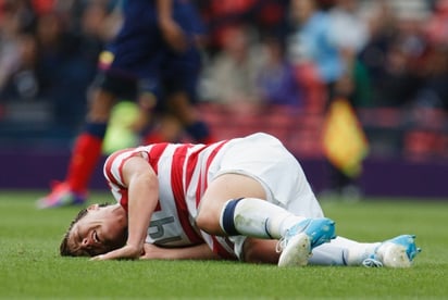 Abby Wambach tirada en el campo tras el puñetazo de la colombiana Lady Andrade. (AP)