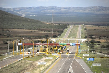 Costoso. Para trasladarse por la Durango-Gómez Palacio se requiere del pago de 1.90 pesos por kilómetro recorrido, lo que convierte a esta vía de cuota del estado en una de las más caras  del país.