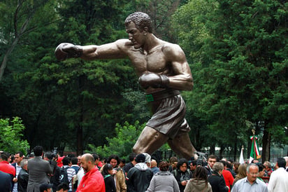 La estatua del exmonarca mundial de peso completo Rocky Marciano fue presentada ayer en el Instituto Politécnico Nacional para su exposición antes de ser trasladada a Brockton, Massachusetts. (Jam Media)