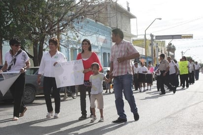 Juntos. La primera dama participa en el desfile.