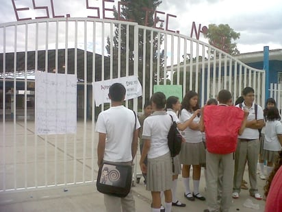 Sin clases.- Los alumnos del turno matutino se quedaron sin clases hoy tras el cierre del plantel.
