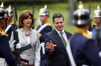 Colombia. El presidente electo de México, Enrique Peña Nieto, camina junto a la canciller colombiana, María Ángela Holguín en la Casa de Nariño en Bogotá.