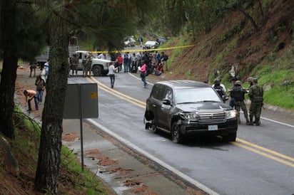 Investigación. Vista de la camioneta de la embajada de EU que fue atacada por federales.