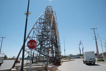 A medias. El retiro de la primera puerta de Torreón sólo completó la cubierta exterior, la estructura de metal aún se oberva de pie.