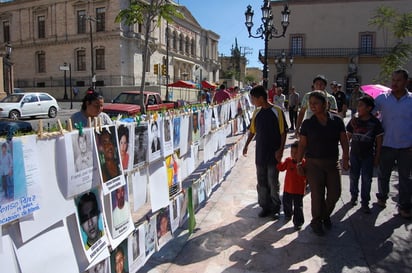 Sin encontrar. Colocan en la Plaza de Armas, las fotografías de las personas desaparecidas en México.