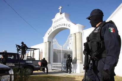 Ayer lunes, el cadáver de Gregorio Lazcano fue exhumado y se le extrajeron muestras de tejido óseo, para que los expertos de la PGR realicen la identificación genética de su hijo. (NOTIMEX)