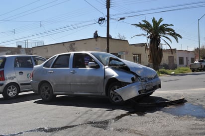 Daños. Los carros quedaron con fuertes golpes.