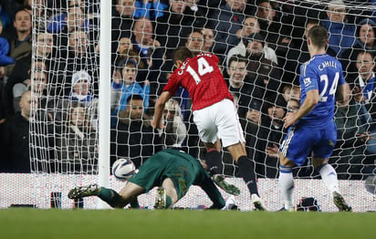 El delantero mexicano, Javier Hernández, está encendido y por tercer partido consecutivo se hizo presente en el marcador, ante el Chelsea, en duelo de la Copa Capital One. (AP)