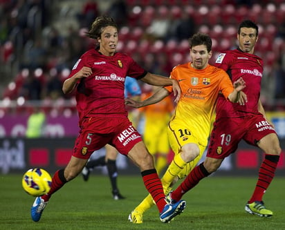 Lionel Messi marcó dos goles en el triunfo del Barcelona sobre el Mallorca y con esas anotaciones el argentino alcanzó 76 en lo que va del año. (EFE)