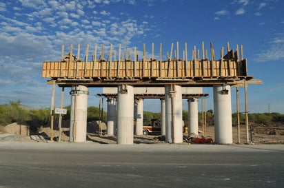 En obra. Esta estructura se encuentra al inicio de la carretera Matamoros-La Partida, por donde pasaría el segundo periférico.