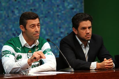 Alejando Irarragori presentó a Pedro Caixinha.  (Jam Media)