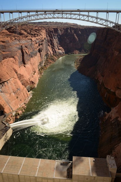 Río. Agua que sale de la presa de Glen Cañón, como parte de un experimento para la construcción de playas y bancos de arena en el Río Colorado a través del Gran Cañón, desde la presa cerca de Page en Arizona.