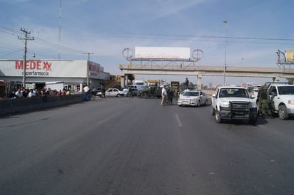 Autoridades. Cerraron la circulación en el Periférico para realizar el levantamiento del cuerpo.