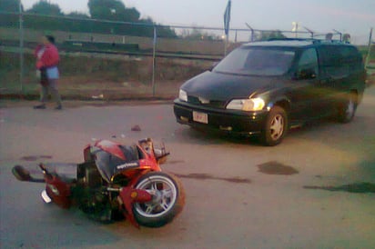 El golpe. Motociclista es arrollado por una camioneta. 