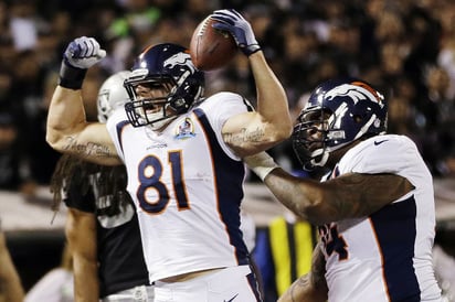 Los Broncos de Denver extendieron a ocho su racha de triunfos, tras vencer anoche 26-13 a Raiders de Oakland. (AP)