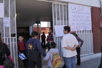 ¿El último?. Maestros de la Delegación D-1-21 pararon labores ayer a mediodía, para hoy se tenía programada la suspensión total de labores, pero a través de una negociación decidieron retomarlas. (El siglo de Torreón / Ramón Sotomayor)